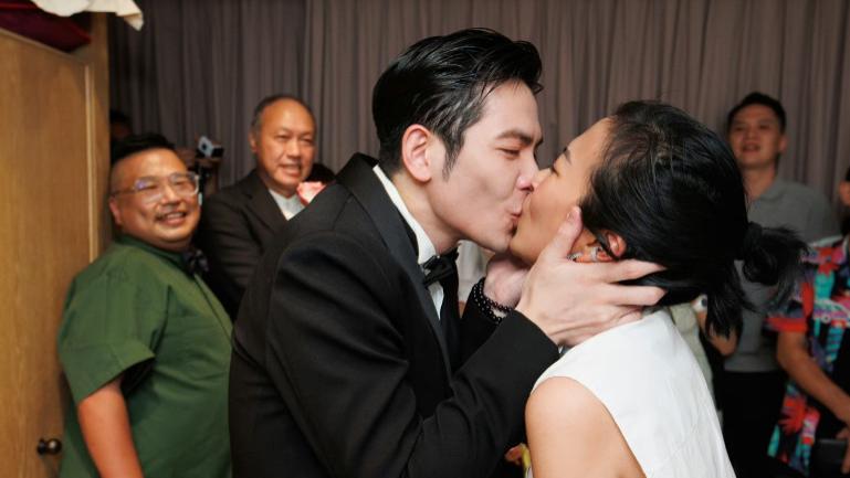 知名网红解读“萧敬腾求婚50岁经纪人”：是交易，三几年会有大瓜