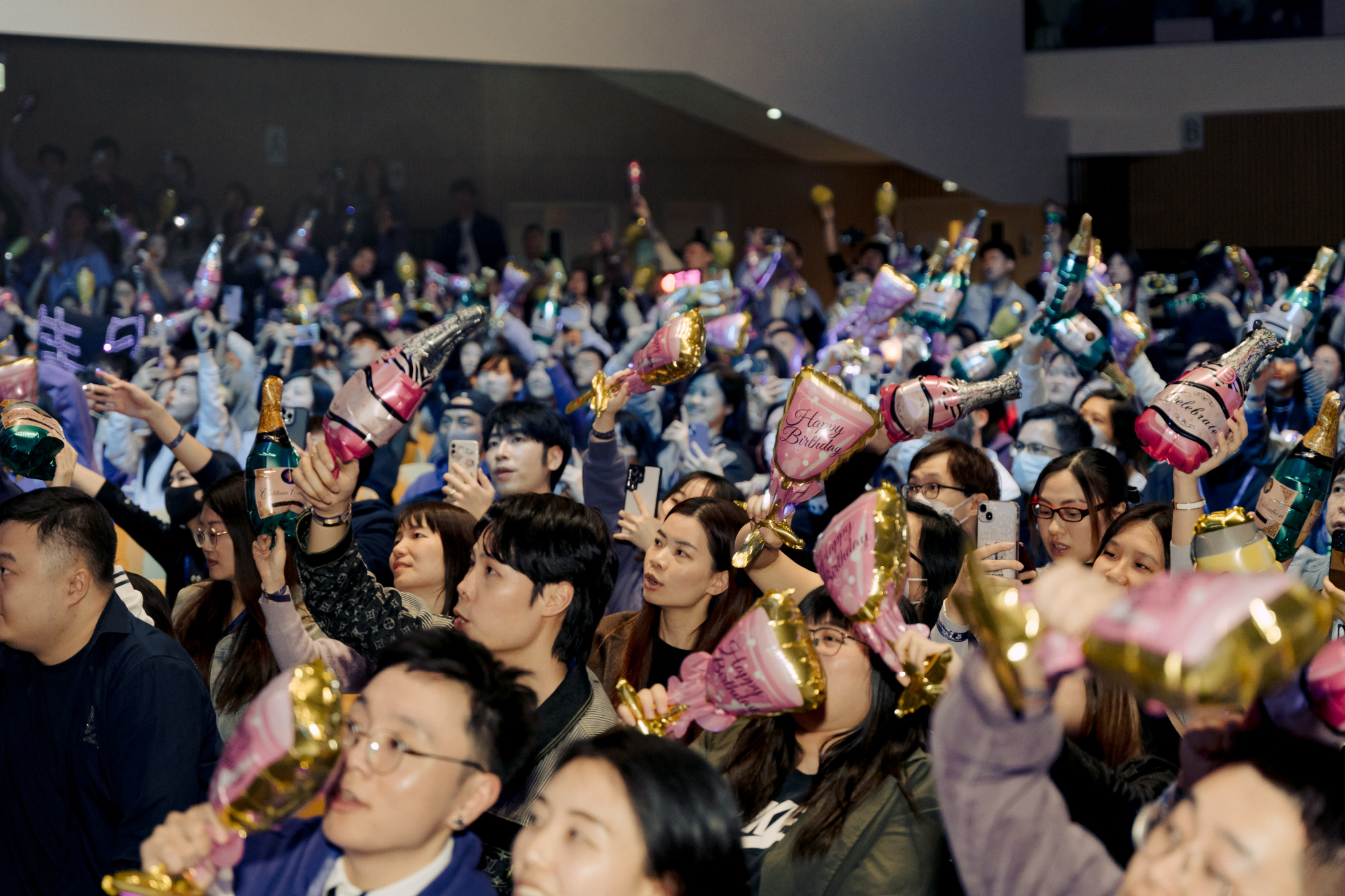 杨千嬅50岁生日会情怀拉满,真情流露再现大合唱现场