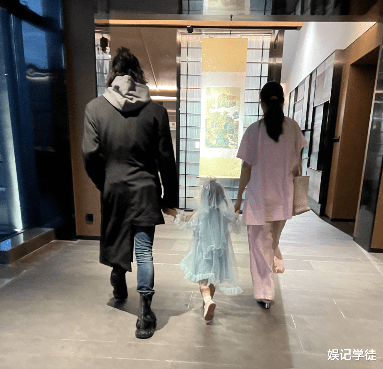 向佐一家参加好友婚礼,小奶皇开心激动,郭碧婷穿着简单五官迷人