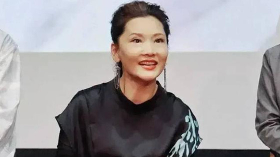 又被“何赛飞”惊艳了！穿印花裙扎高马尾录节目，60岁美出新高度