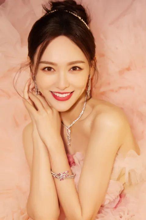 鞠婧祎新造型又“换头”？这次真的差点认不出