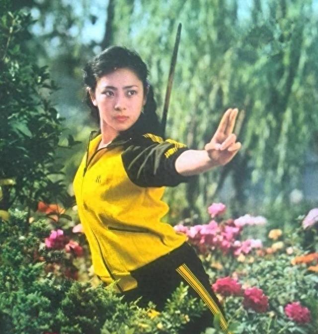 李连杰晒妻子近照,62岁利智衰老似老奶奶!反观前妻状态依然优雅