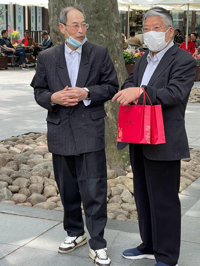 发型 六七十岁男人：头发白了要不要染黑？白发适合什么发型？攻略来了