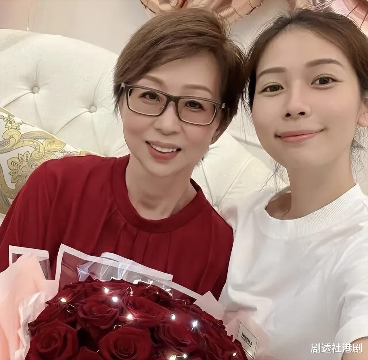 TVB离巢女星为母亲庆生!60岁寿星被赞冻龄,母女同框像姐妹