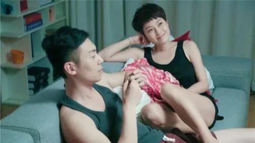 “你拍戏时，还在哺乳期，却和朱亚文有很多亲密戏，会感到尴尬吗？”