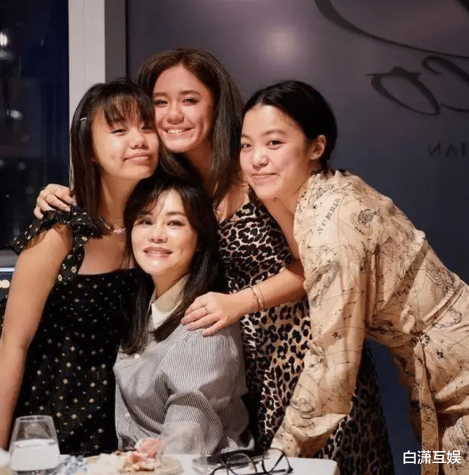 钟镇涛一家五口罕同框，章小蕙女儿五官太像妈，颜值碾压范姜女儿