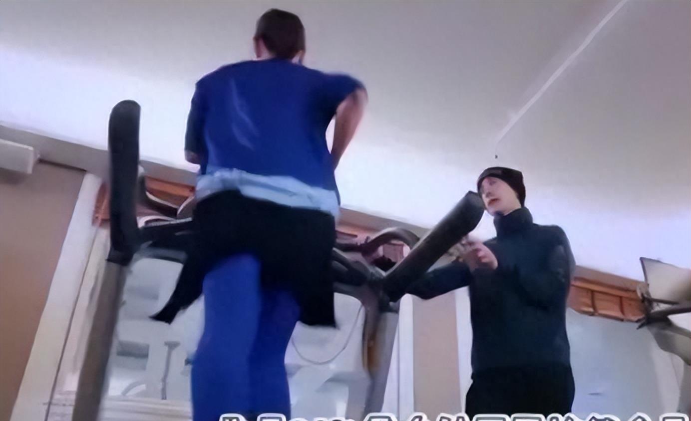 48岁贾静雯真实食量曝光,至今体重不过90斤,炸鲜奶只敢吃一小块