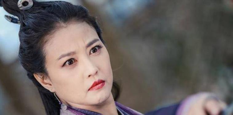 |周海媚：婚姻失败后放纵的一生，靠美貌征服9个男人，现与爱犬相伴