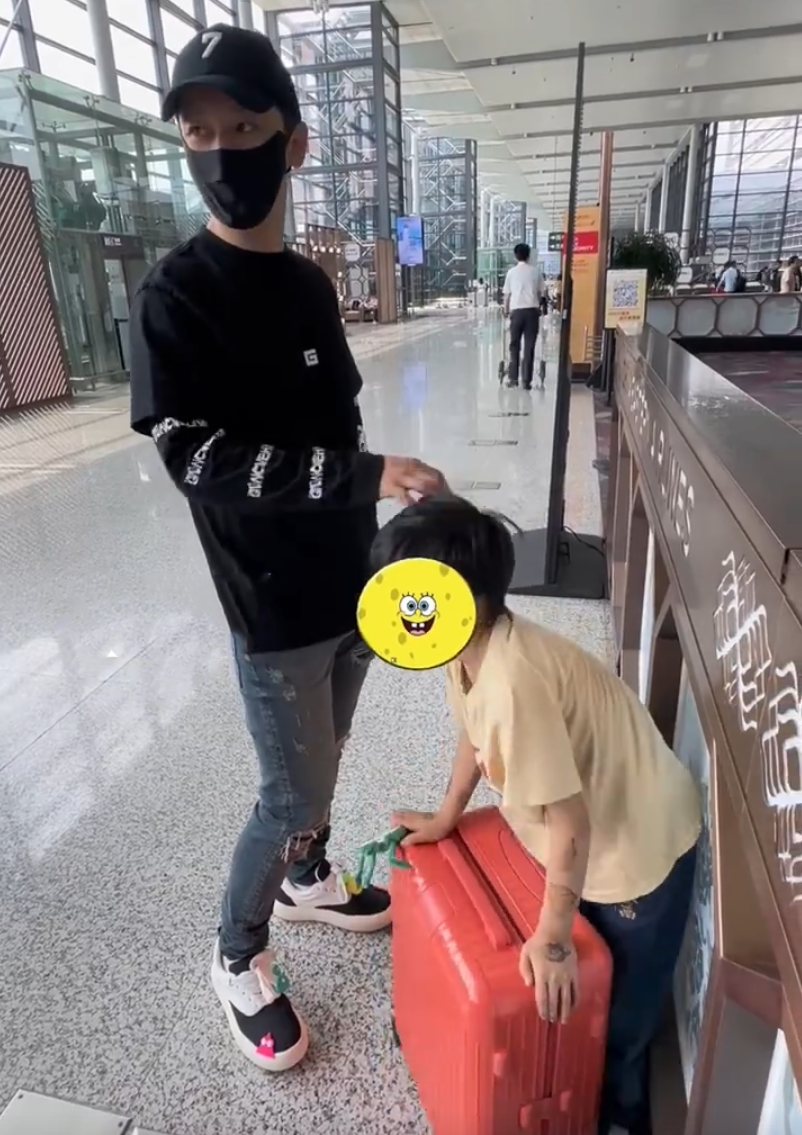 黄晓明带儿子出游,小海绵摔倒五官像妈妈,细节引网友吐槽baby