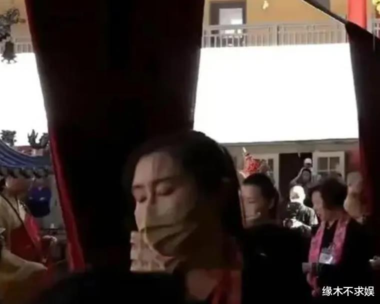 王祖贤南京再被偶遇！热情合影四处自拍，比例被嘲五五分，肚腩太大！