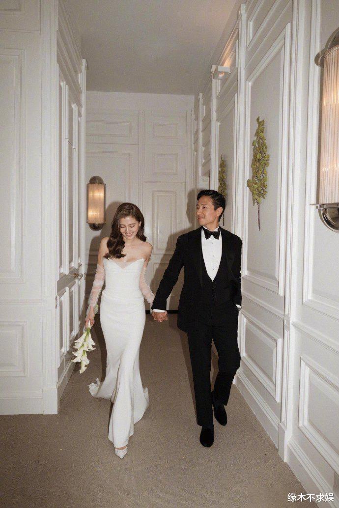 吴千语礼服被嘲像服务员,和何超莲同一家设计,婚纱店发声被骂惨