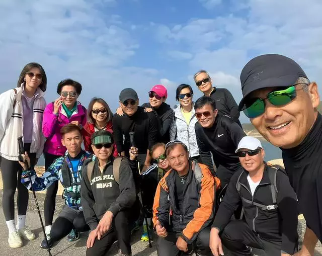 周润发|格局?周润发2前任冰释前嫌,聚会吃肉喝酒搂脖贴脸合影亲若姐妹