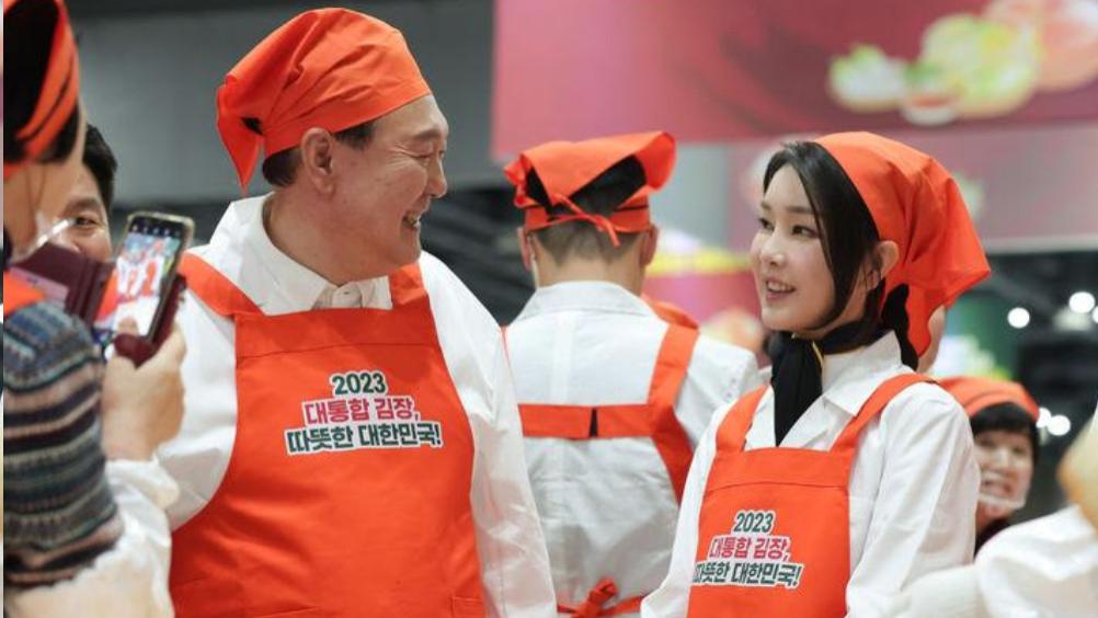 尹锡悦 51岁韩国第一夫人变成美厨娘，和丈夫一起做泡菜，结婚11年还很甜
