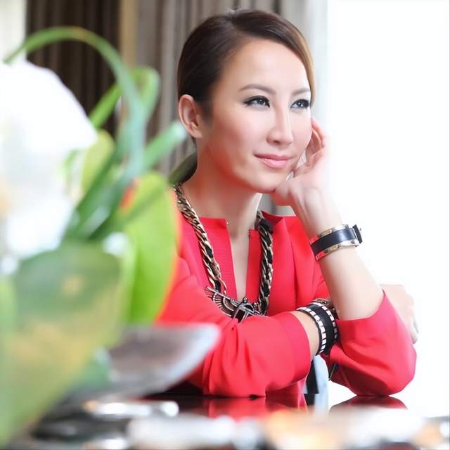 李玟自杀内情：病情恶化要家人24小时陪伴，80多岁母亲发现她昏迷