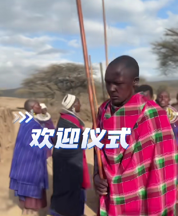 央视张蕾疑去非洲发展，小腹微隆似怀孕，网友公开点名尼格买提