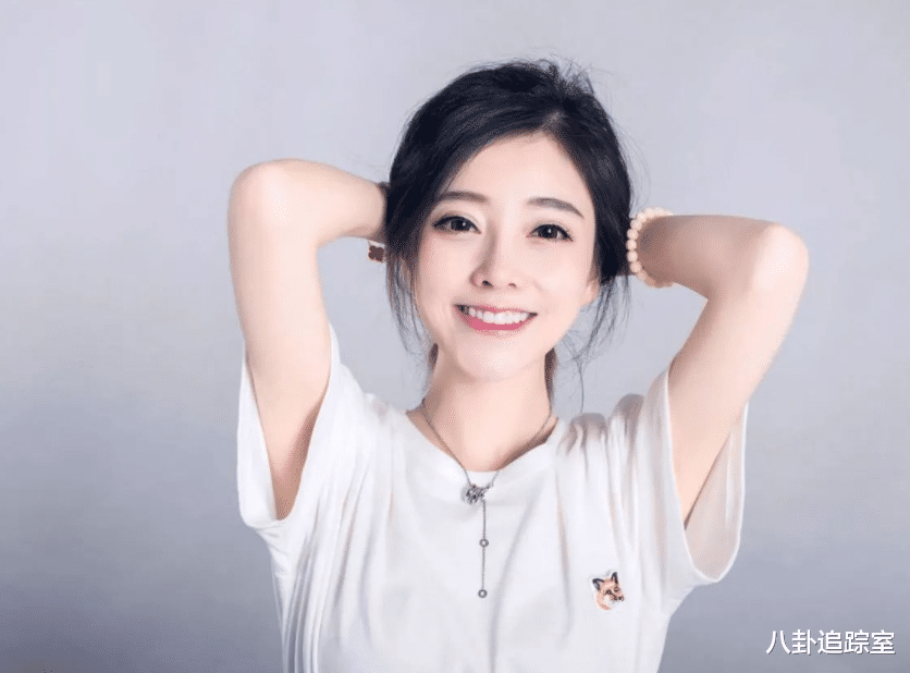 网红冯提莫现身重庆,五官僵硬身材矮小鼻通红,身高被指不足150