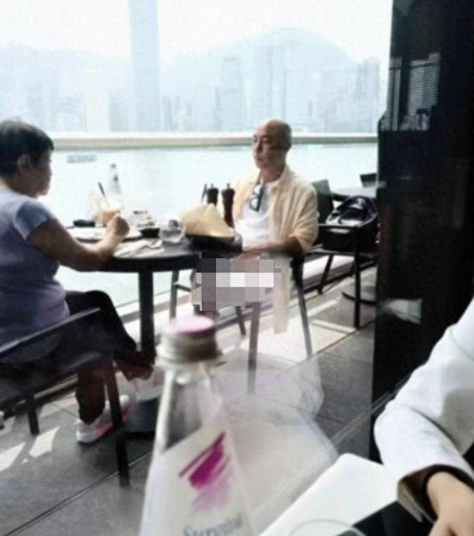 张卫健太孝顺!带8旬母亲吃饭凭光头被认出,为照顾母亲夫妻分居