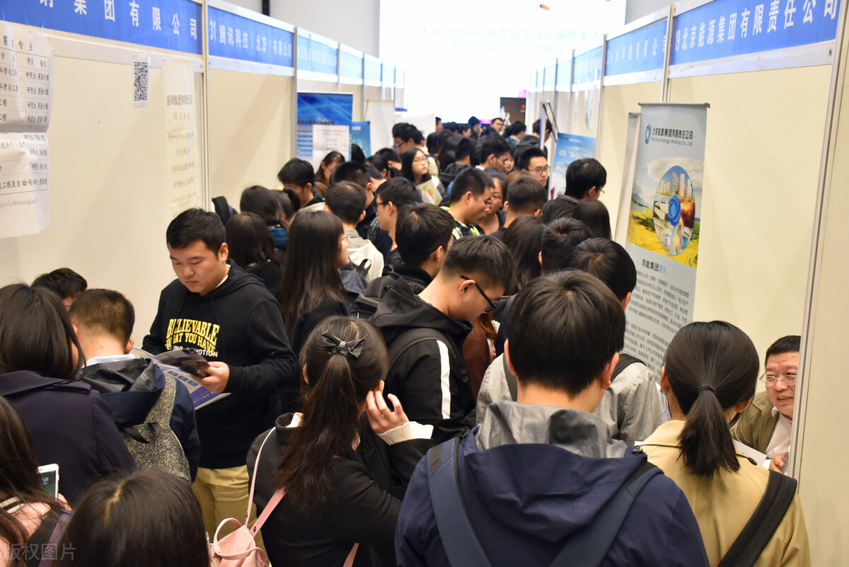 大学生|为什么有些大学生毕业就月薪过万，而有些大学生却找不到工作？
