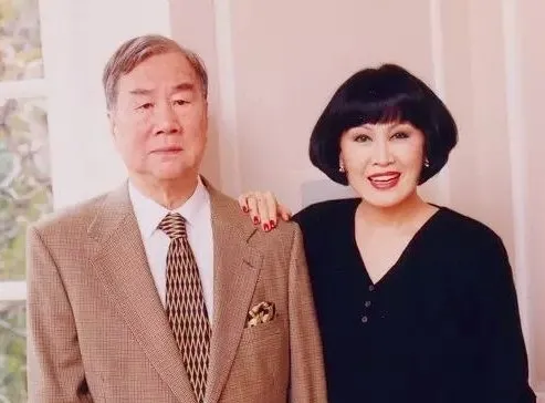 靳羽西|春晚前排坐了20年的她,到底什么来头?