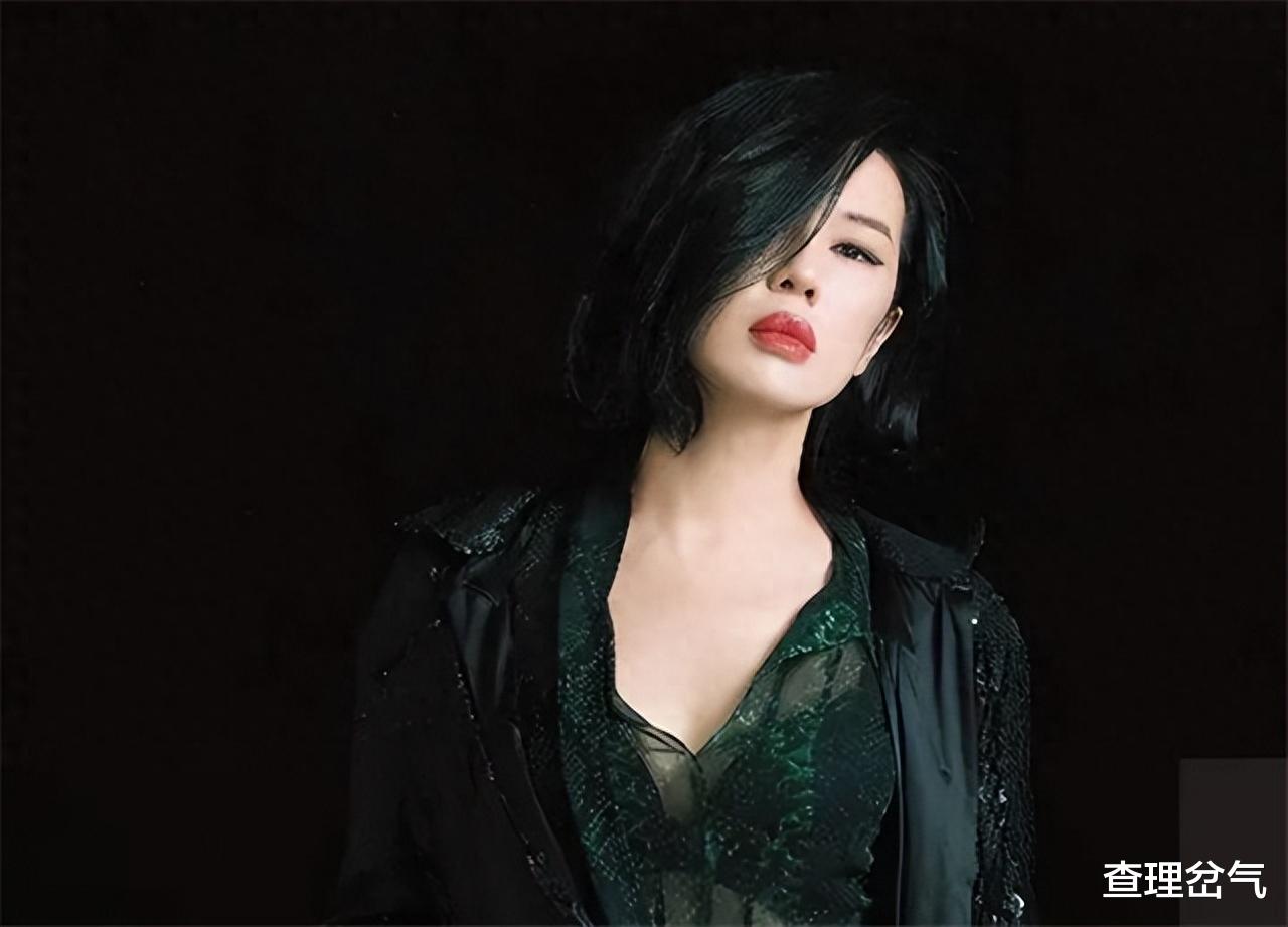 她曾把黄渤吻到害羞，与导演同居12年遭抛弃，今46岁身价高达40亿