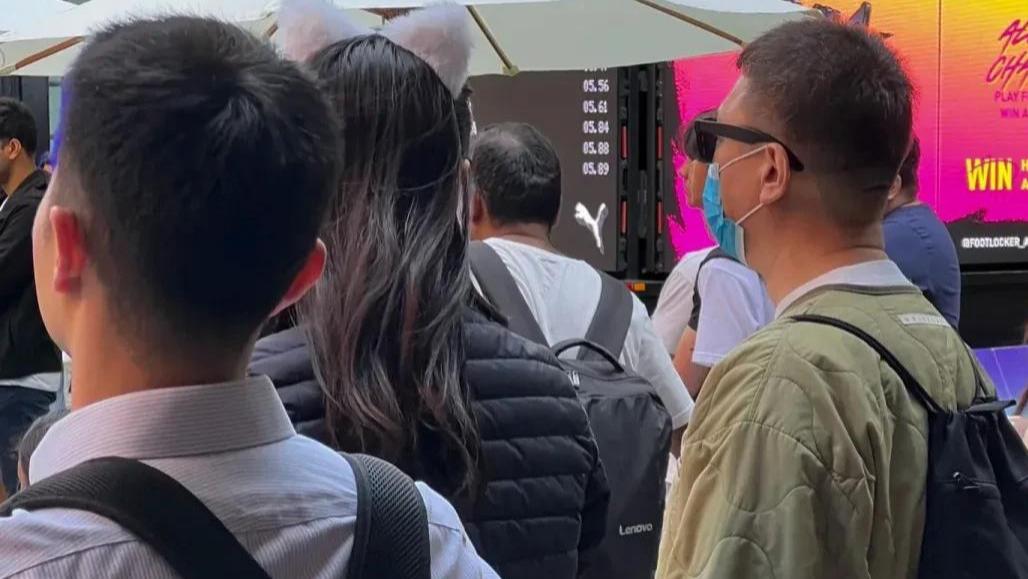 孙红雷|孙红雷带小15岁娇妻国外逛街，夫妻同框似父女，老婆身材太抢眼