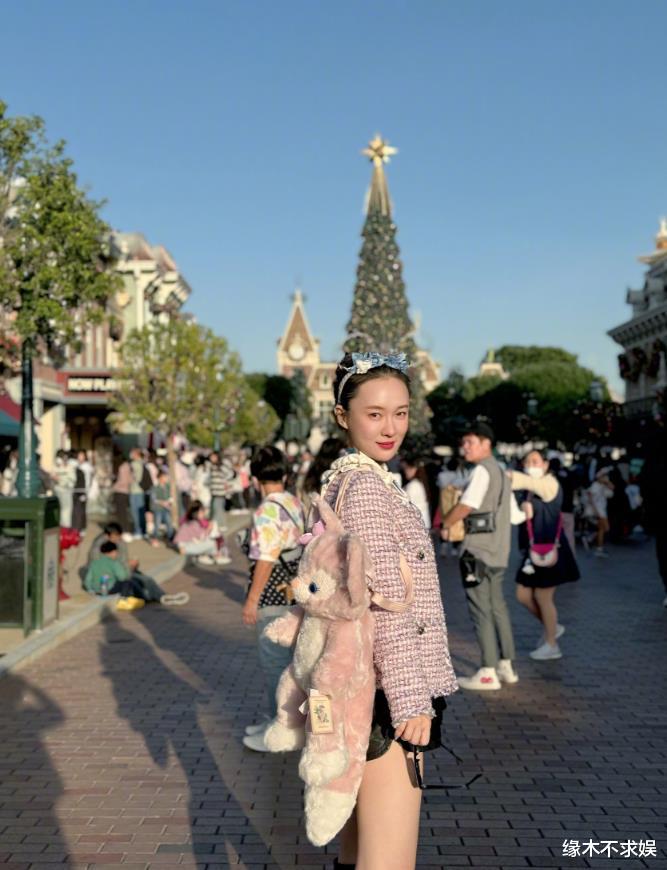 霍思燕母子逛迪士尼，10岁儿子腿长逼近妈妈，霍思燕瘦20斤太漂亮