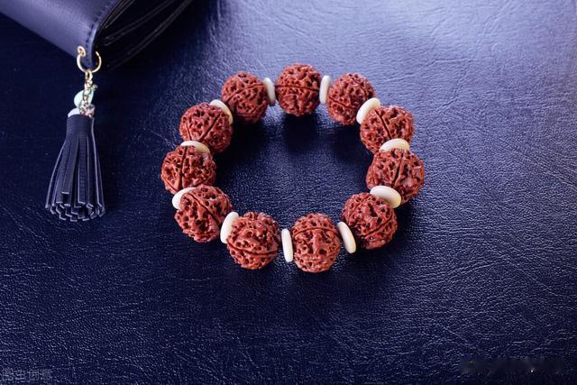 文玩|文玩手串包浆慢,可能不是手串的问题,而是你太“勤快”