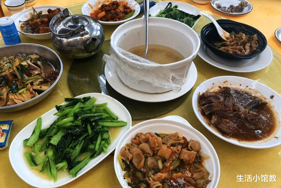工地完工,包工头请客,喝完酒去结账时,包工头看完账单气得暴跳如雷!!居然无故多了2瓶五粮液!