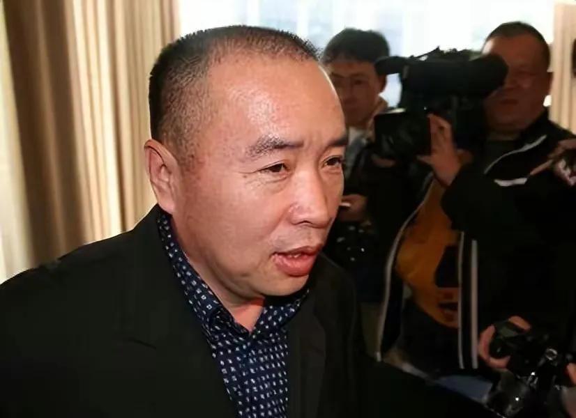 一百万一夜？赖昌星揭露两人真实关系，歌唱家董文华为何会退圈呢？