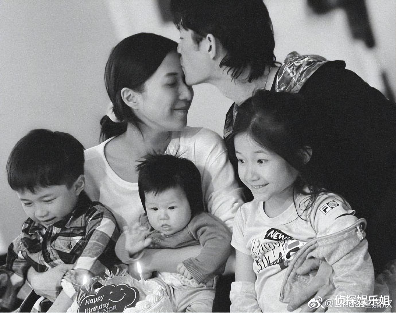 钟嘉欣带娃海边出游,辣妈穿泳装纤瘦养眼,三个儿女都像爸爸