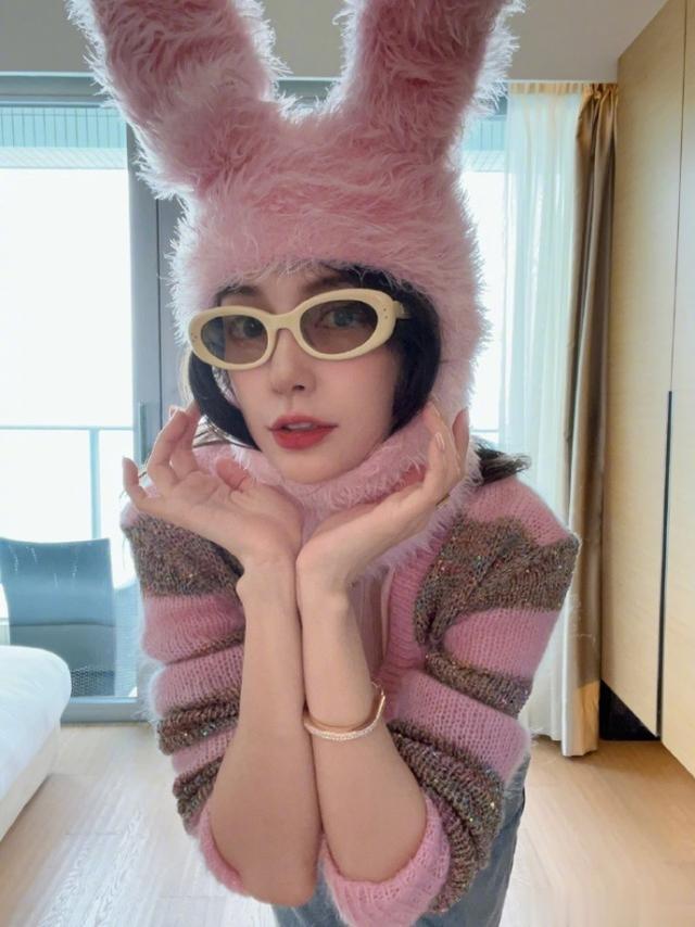 Angelababy|baby辟谣与黄晓明旧情复燃后晒开工美照,性感马甲线惹人羡