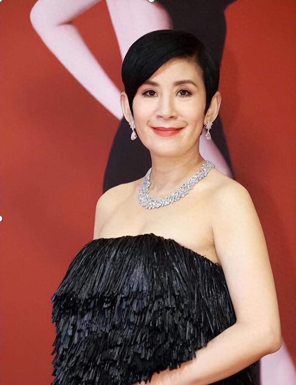 吴君如在香港街头可谓是赚足眼球！手拎30万高奢包，一头金发女人味十足