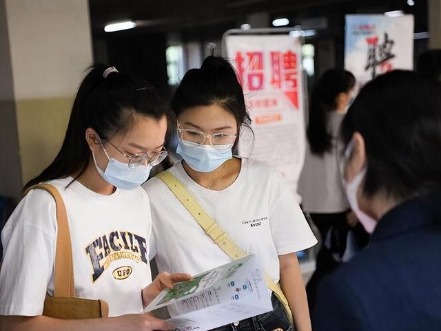 退休|一段医院视频，扯下了领导们的遮羞布