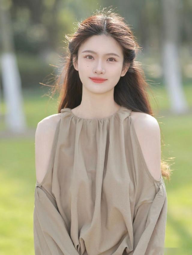 发型 女人别再披头散发了，今夏这3种“扎发”火了，时尚减龄显脸小