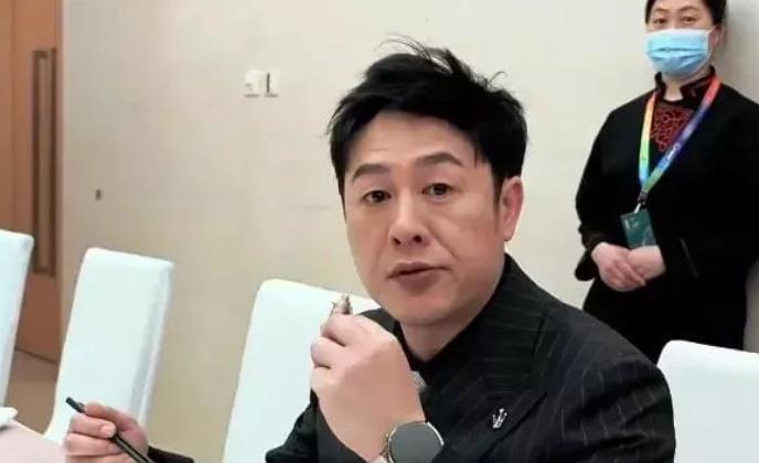 张颂文递出去的不是话筒,是前20年的忍辱负重