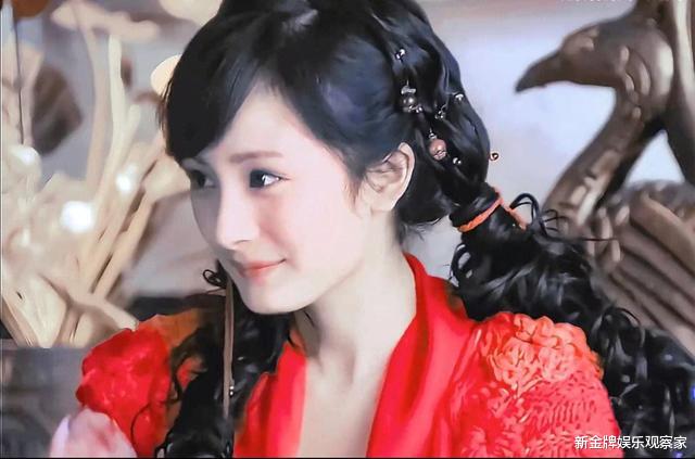 杨幂跟檀健次横店聚餐，曾在综艺“救”过他，粉丝蹲一个合作