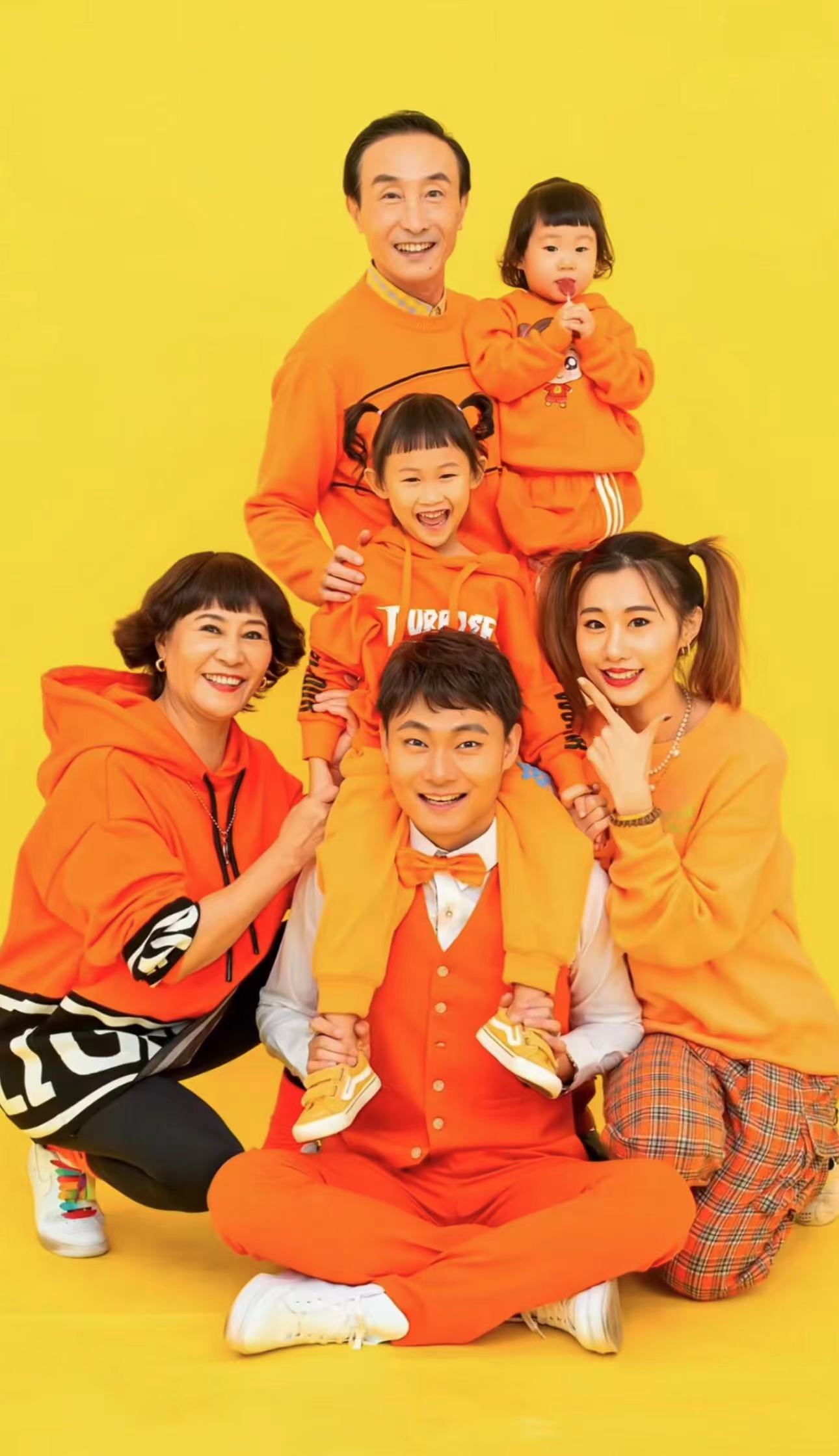 巩汉林|巩汉林一家6口同框!基因强大俩孙女酷似爷爷,四合院豪宅疑上亿