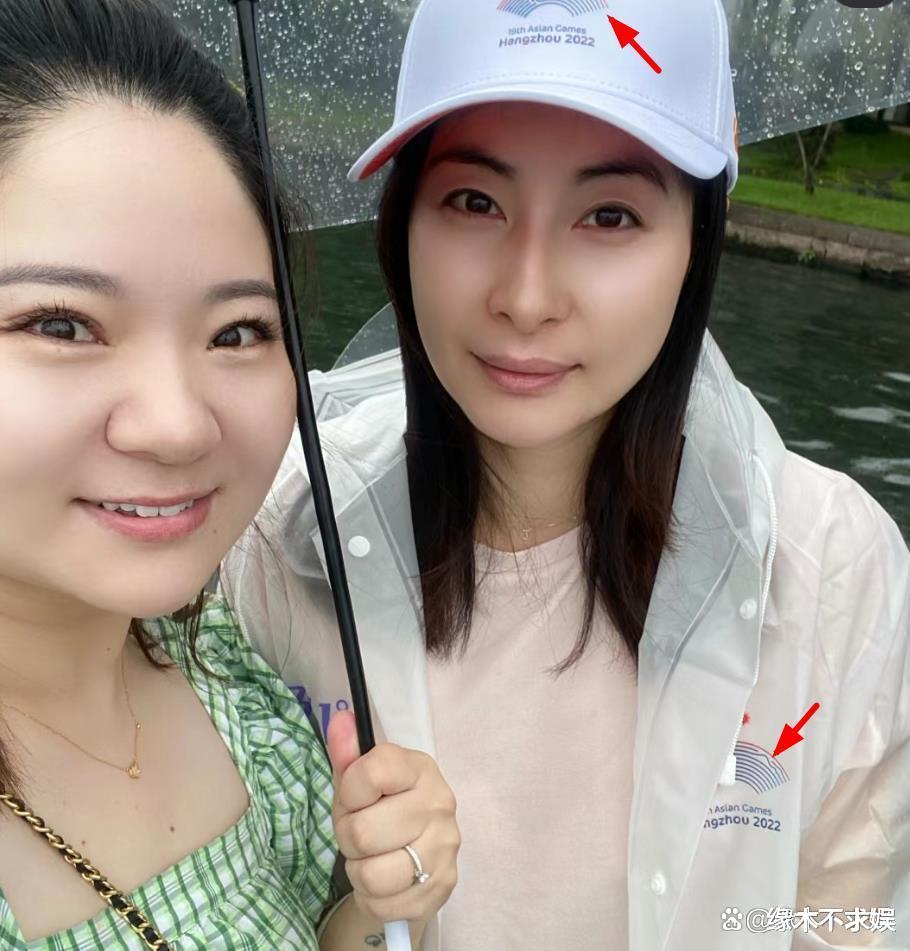 41岁郭晶晶西湖被偶遇,十级美颜仍皱纹明显,戴定制项链太幸福!