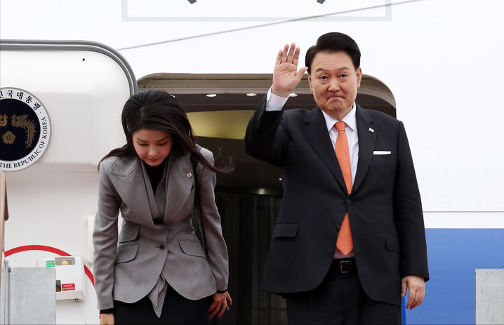 韩国第一夫人又又又出发了!启程出发荷兰,灰西装配裹身黑裙超美