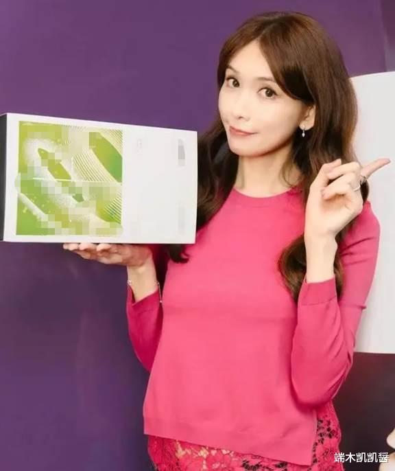 还是原来的白裙,林志玲与老公同游凡尔赛宫,两人同行隔开距离