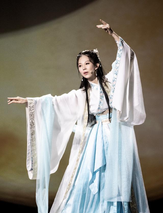 蔡少芬|蔡少芬晒全家福为49岁老公庆生,张晋却调侃其唱跳俱废毫无求生欲