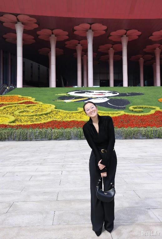 57岁巩俐上海进博会,身材窈窕、皮肉紧致,不愧“骨相第一美人”