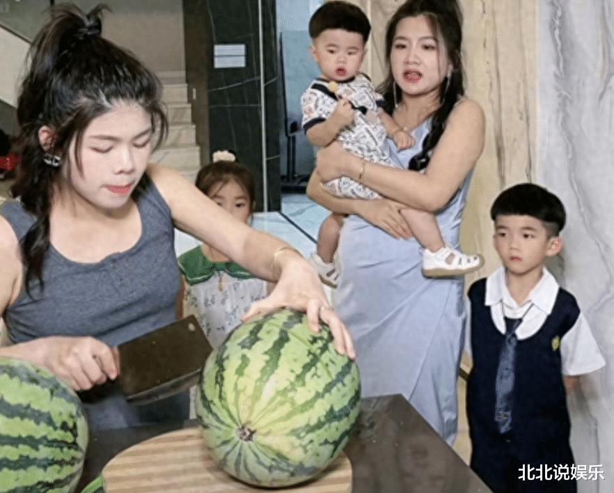 太拼了！网红陈三废妻子生下4胎，产后当天就带货，评论区炸锅