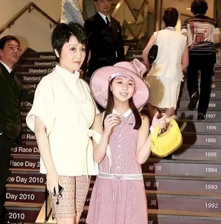 赌王女儿何超盈，倒贴14亿嫁小8岁东北女婿，如今最新动态如何？