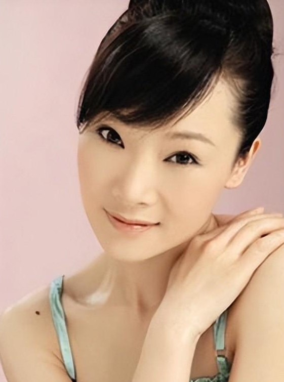 破·局|她被誉为军中花仙子，连续15年上春晚，男友患癌离世，52岁仍单身