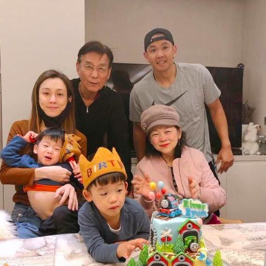 范玮琪晒75岁老母亲暴瘦病容，不忘炫爱马仕毯子，病床细节引争议