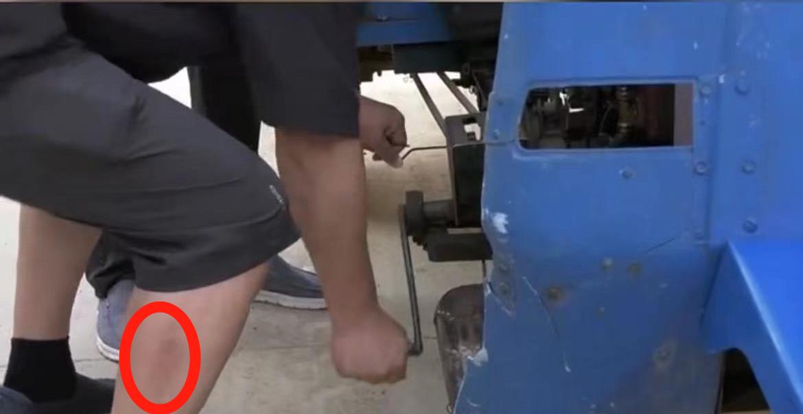 64岁毕福剑现状凄惨,陋居农村,吃力摇三轮,活该付出惨痛代价