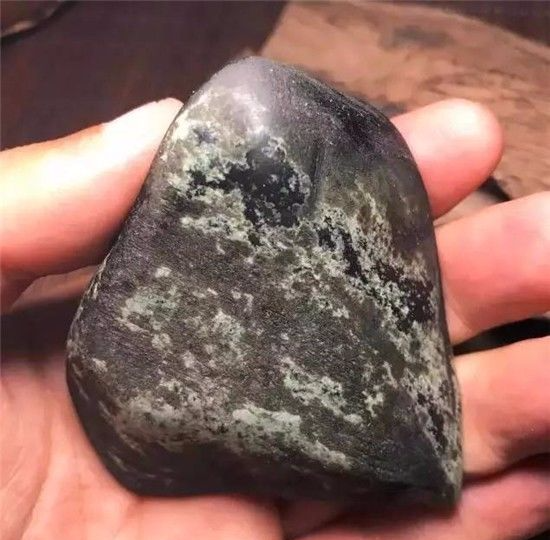 翡翠原石的“油性”到底是什么意思??