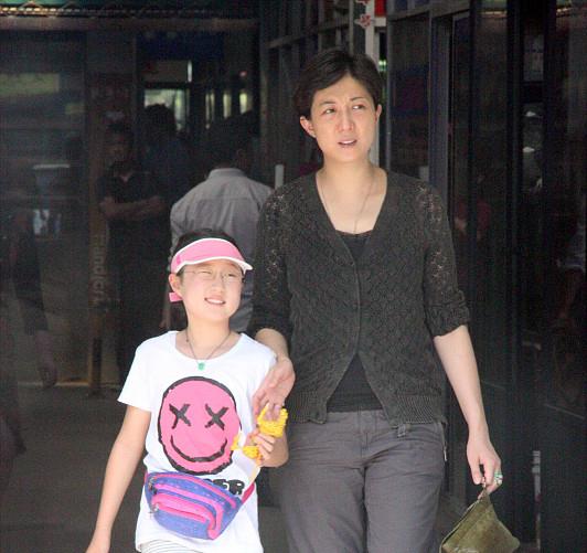 吴绮莉|5年过去了,吴绮莉直播带货,女儿在国外领救济粮