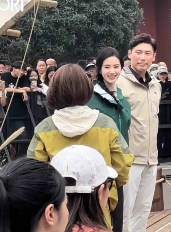 刘诗诗现身成都太古里,仪态端庄气质出众,反季节穿搭不怕热